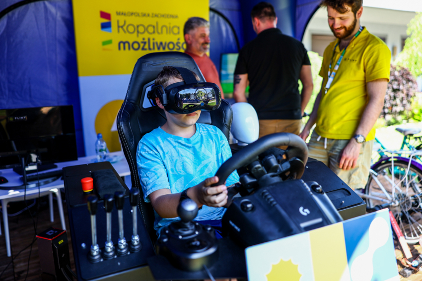 Chłopiec na symulatorze.