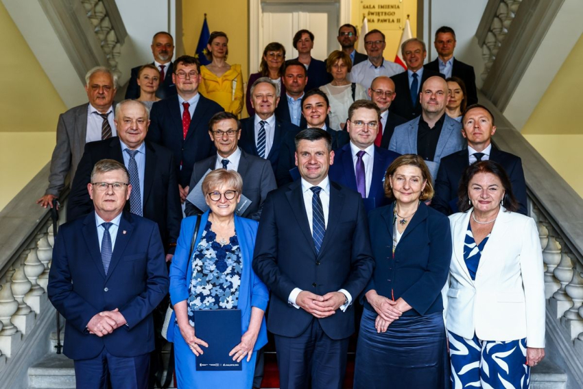 Zdjęcie grupowe uczestników wydarzenia.