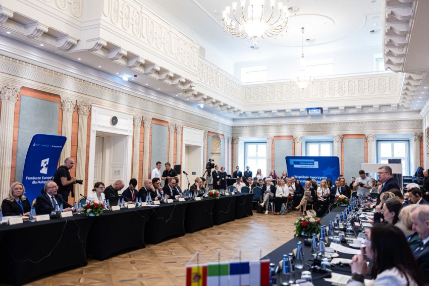 Widok na salę konferencyjną i uczestników wydrazenia.