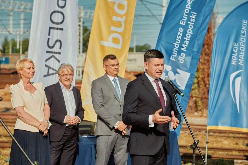 Marszałek Małopolski przemawia do mikrofonu. 