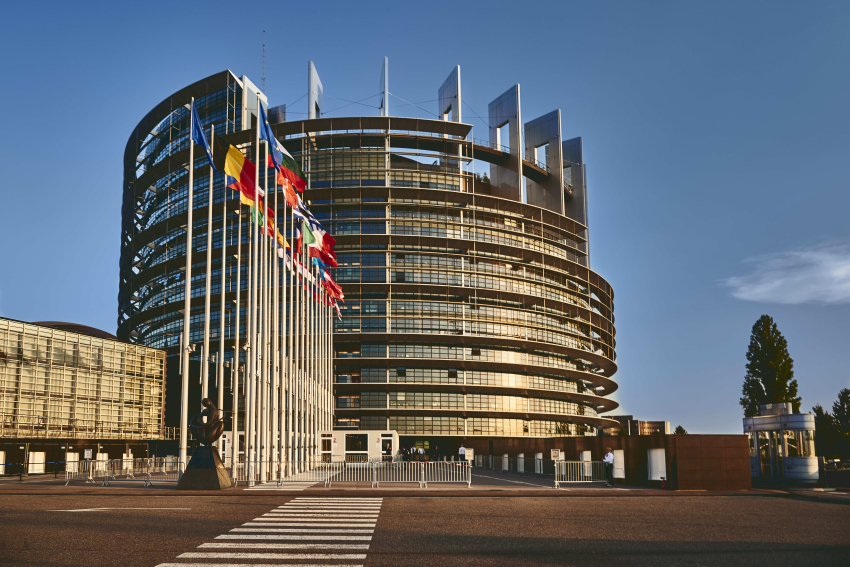 Budynek Parlametu europejskiego w Strasburgu.
