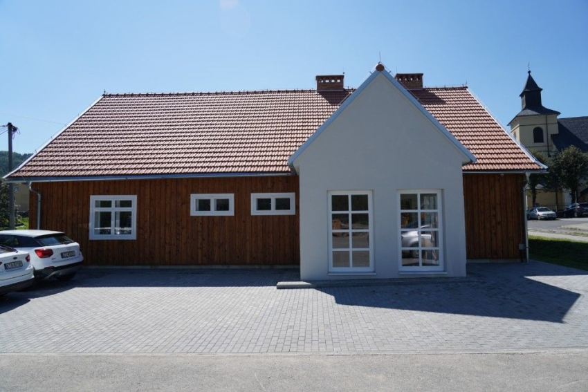 Odnowiony, mały, drewniany domek.