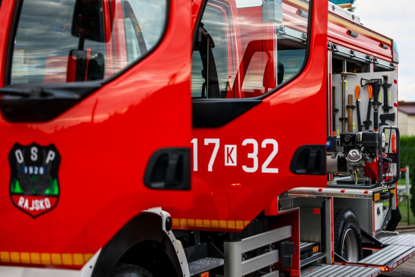 Samochód strażacki z herbem OSP Rajsko.