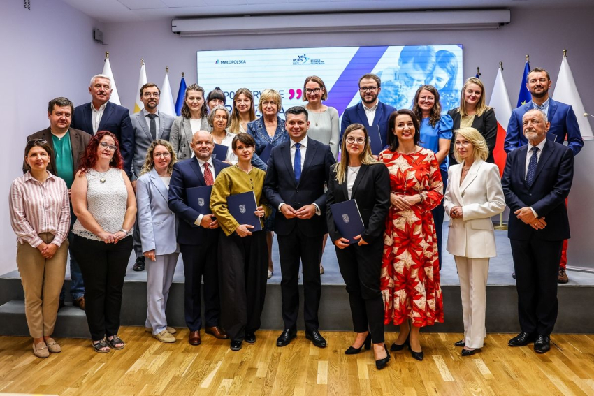 Zdjęcie grupowe uczesnitków inauguracji projektu "Po pierwsze rodzina"