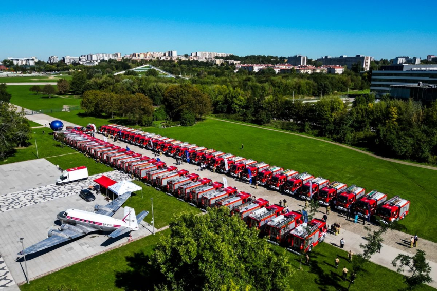 Zdjęcie wszystkich samochodów strażackich z lotu ptaka.