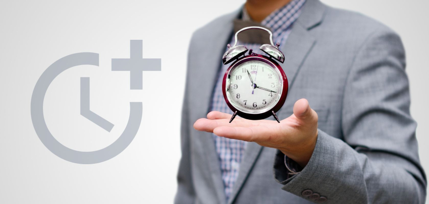 Mężczyzna trzymający w ręku budzik