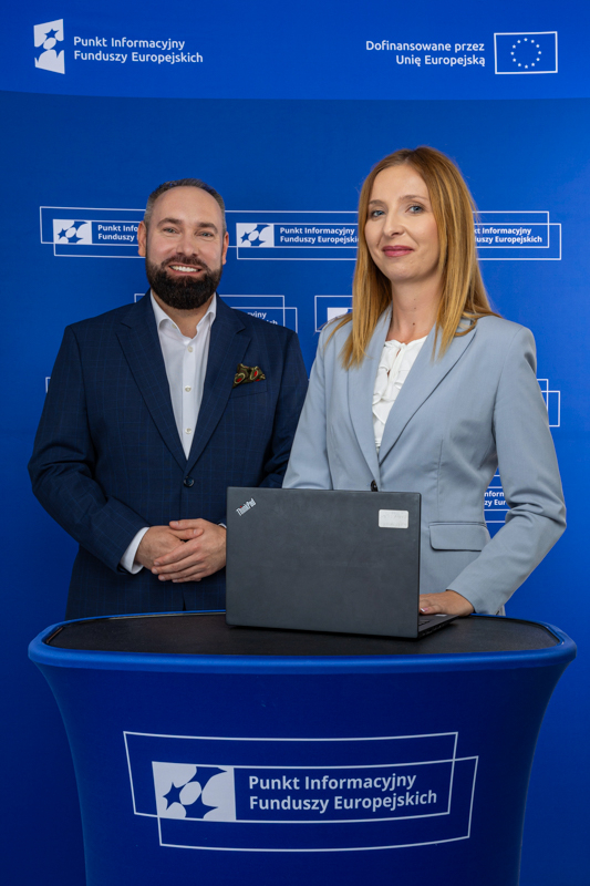 Konsultanci z Punktu Informacyjnego Funduszy Europejskich. Kobieta i mężczyzna.