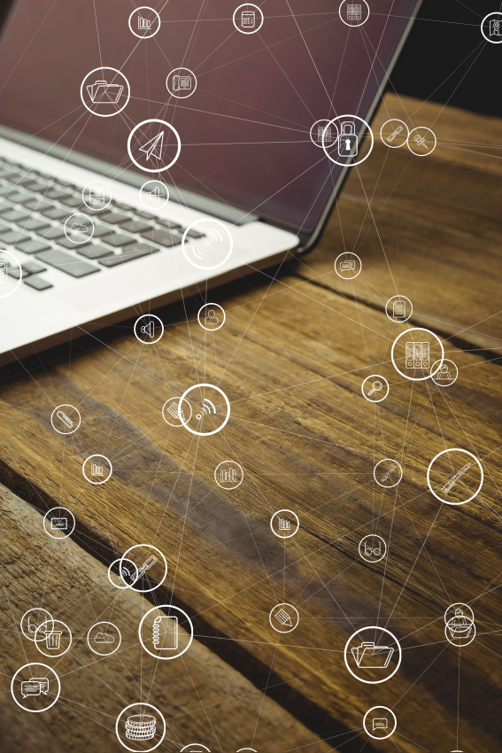 Rozwój urządzeń mobilnych. Zdjęcie z grafiką ikonek z laptopa w trójwymiarze.