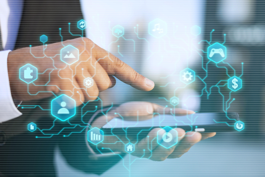 Dłonie męskie trzymające smartfon.