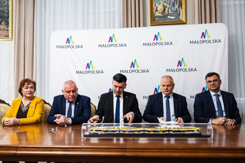 Podpisanie umowy przez Marszałka.