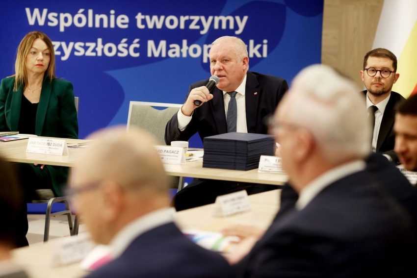 Wicemarszałek Ryszard Pagacz przemawia przy stole.