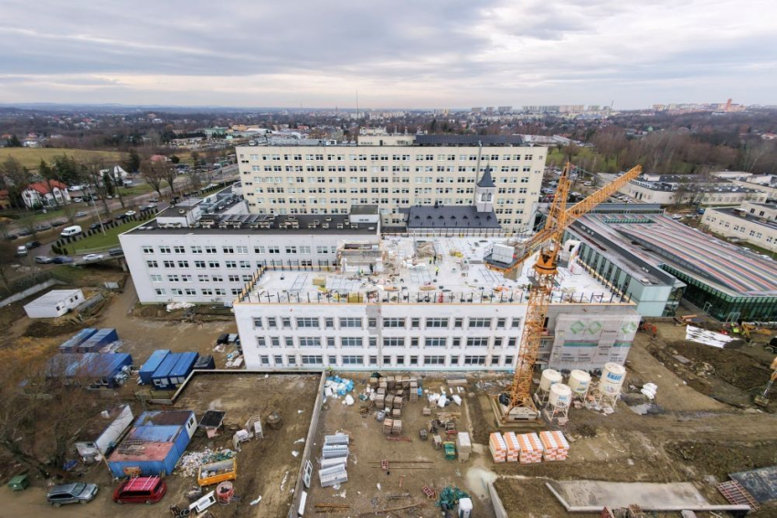 Rozbudowa budynku szpitala z lotu ptaka.