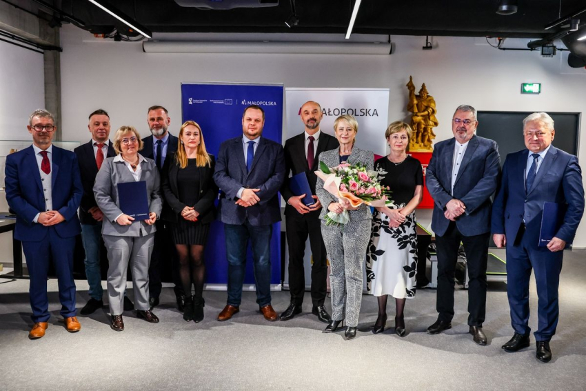Zdjęcie grupowe uczesntików ceremonii przekazania promes