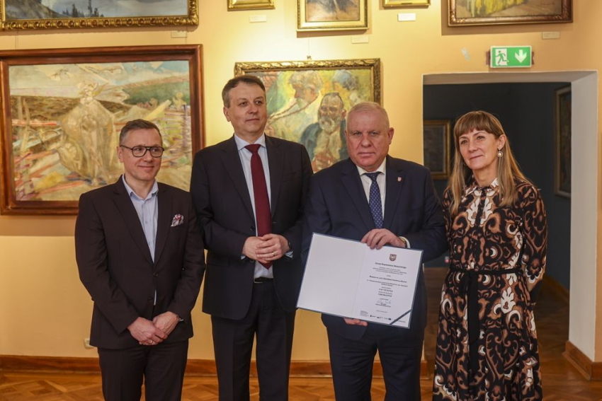 Uczestnicy wydarzenia z promesami.