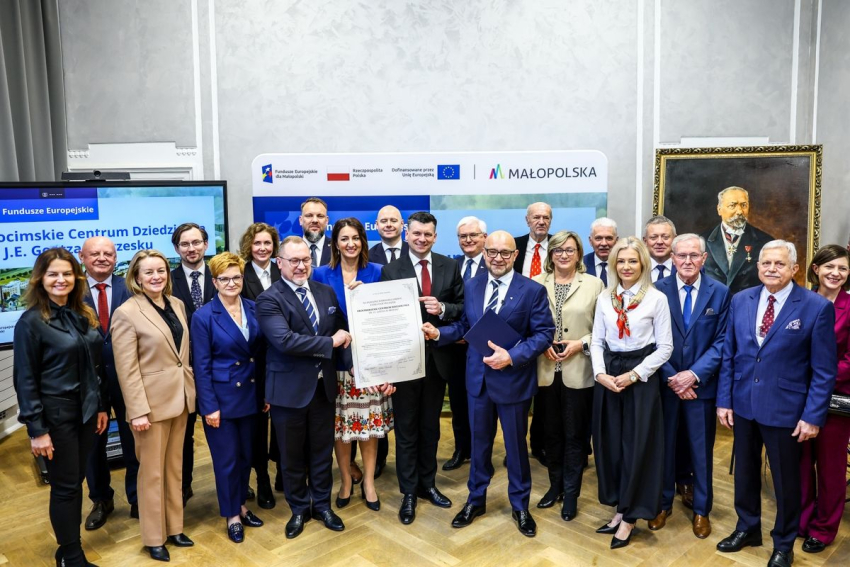 Zdjęcie grupowe uczesntików ceremonii podpisania umowy