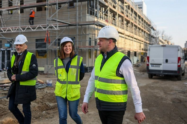 Marszałek na budowie w kamizelce odblaskowej