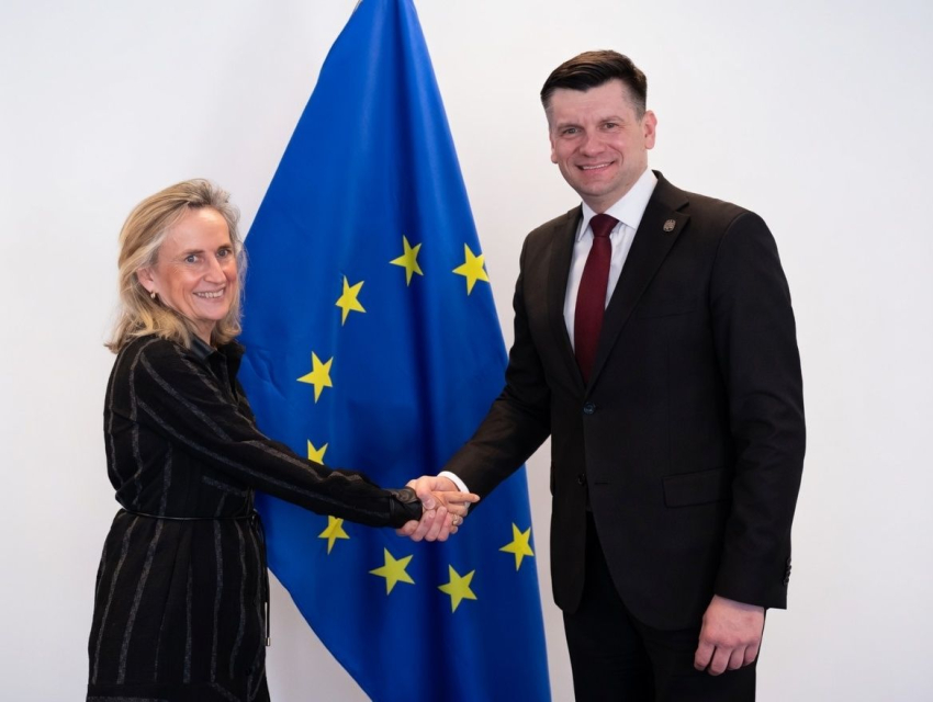 Uścisk dłoni Marszałka Małopolski z kobietą.