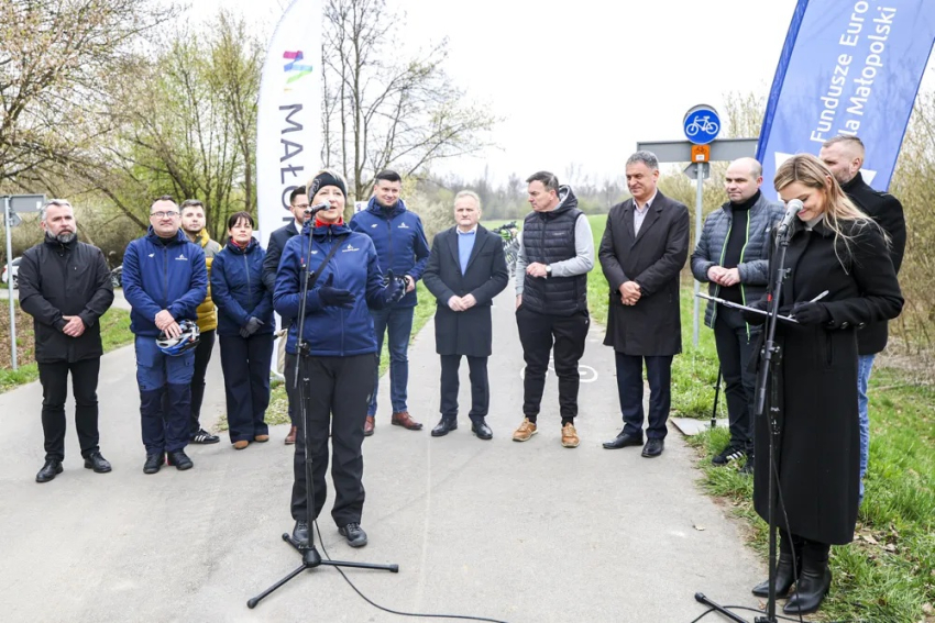 Grupa osób podczas oficjalnego otwarcia ścieżki rowerowej