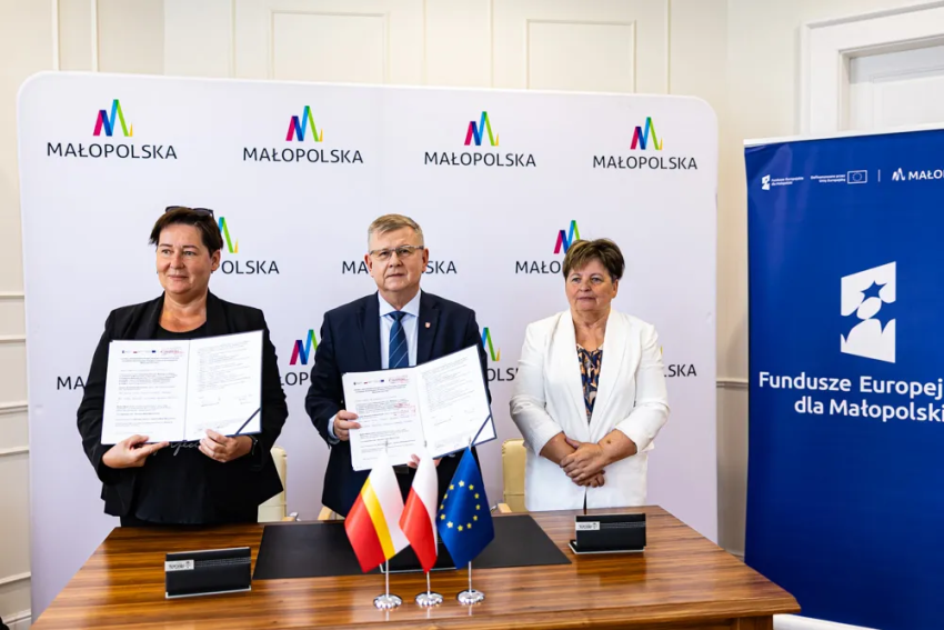 Wicemarszałek Witold Kozłowski pokazuje podpisana umowę.