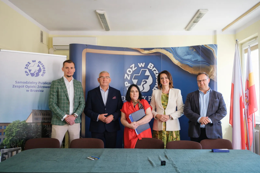 Zdjęcie grupowe uczestników wydarzenia. Wśród nich Marta Malec-Lech członek zarządu województwa.