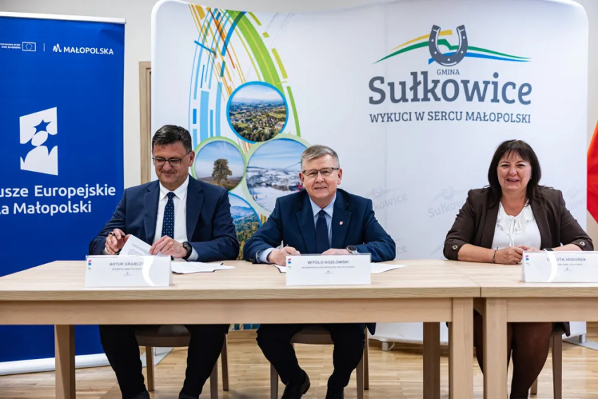 Podpisanie umowy przez Wicemarszałka Kozłowskiego i Burmistrza Sułkowic.