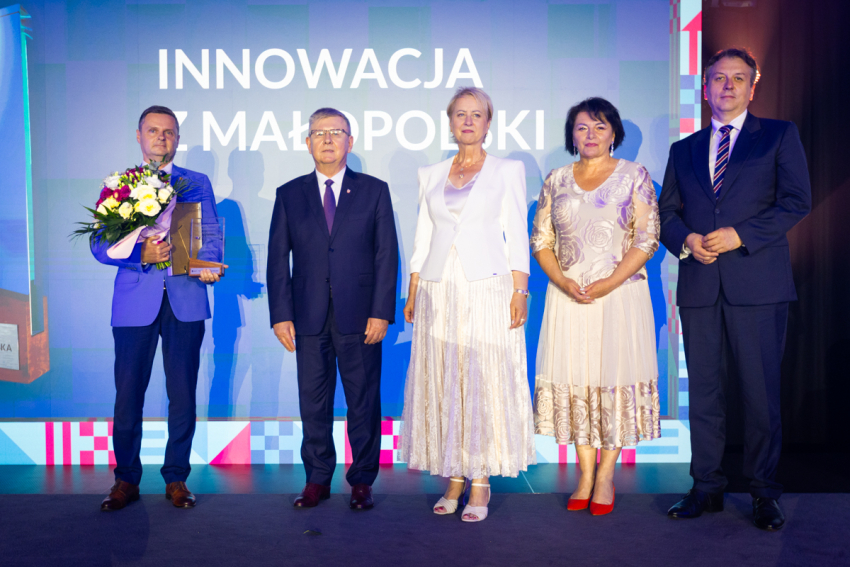 Laureat konkursu z Wicemarszałkiem Witoldem Kozłowskim i przedstawicielami Zarządu i Sejmiku.