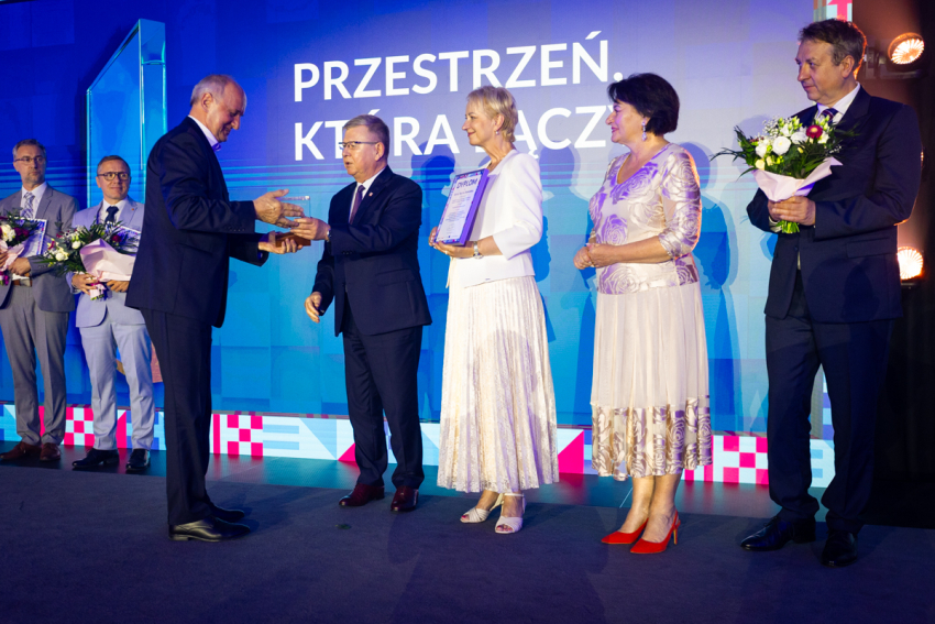 Laureat konkursu odbiera statuetkę z rąk Wicemarszałka Witolda Kozłowskiego.