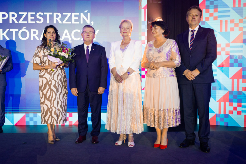 Laureat konkursu z Wicemarszałkiem Witoldem Kozłowskim i przedstawicielami Zarządu i Sejmiku.