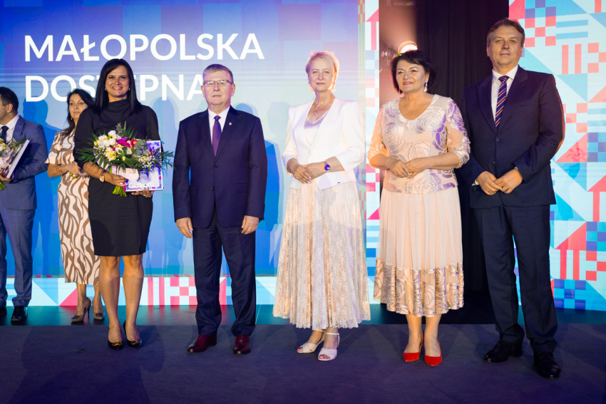 Laureat konkursu z Wicemarszałkiem Witoldem Kozłowskim i przedstawicielami Zarządu i Sejmiku.