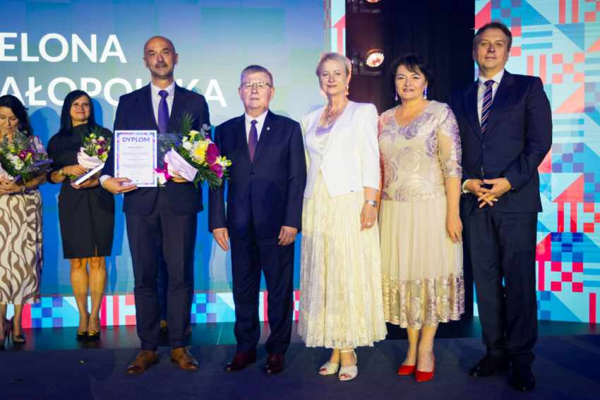 Laureat konkursu z Wicemarszałkiem Witoldem Kozłowskim i przedstawicielami Zarządu i Sejmiku.