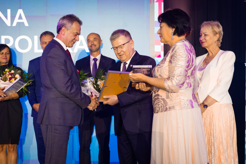 Laureat konkursu odbiera dyplom z rąk Wicemarszałka Witolda Kozłowskiego.