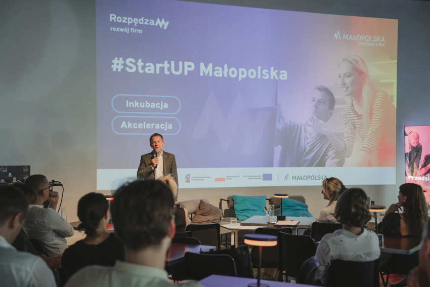 Pełnomocnik Marszałka Województwa Małopolskiego ds. Przedsiębiorczości i Rozwoju Rynku Pracy Wojciech Piech przemawia do mikrofonu.