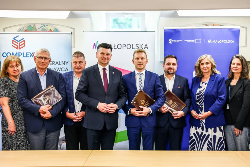 Uczestnicy wydarzenia. Pośrodku Marszałek Łukasz Smółka.
