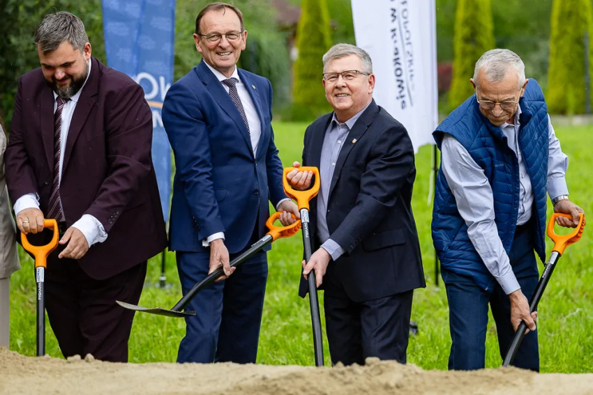 Wbicie łopaty pod inwestycję.