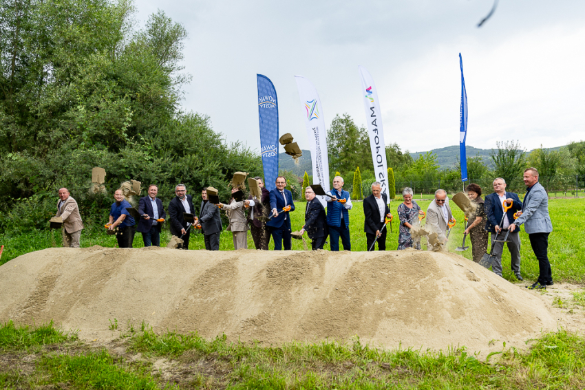 Symbliczne wbicie łopaty pod inwestycję.