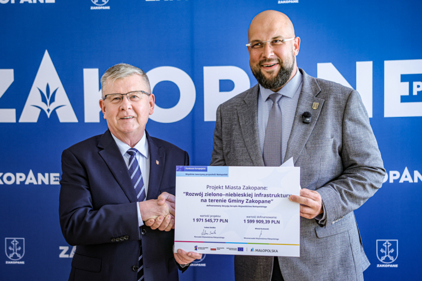 Wicemarszałek Witold Kozłowski z bumristrzem Zakopanego trzymają podpisaną promesę.