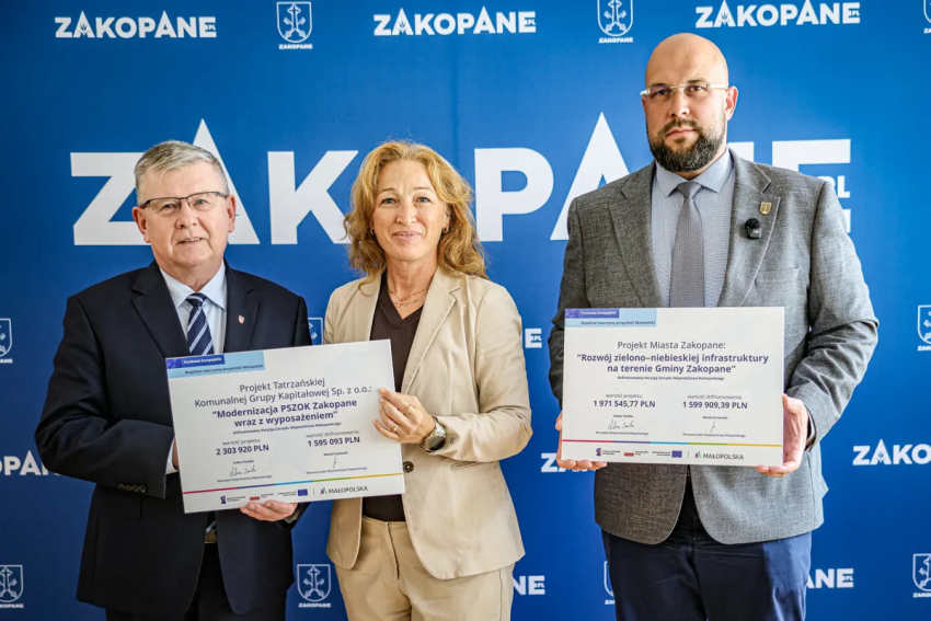 Wicemarszałek Witold Kozłowski, prezes tesko oraz burmistrz Zakopanego pozują z promesami.