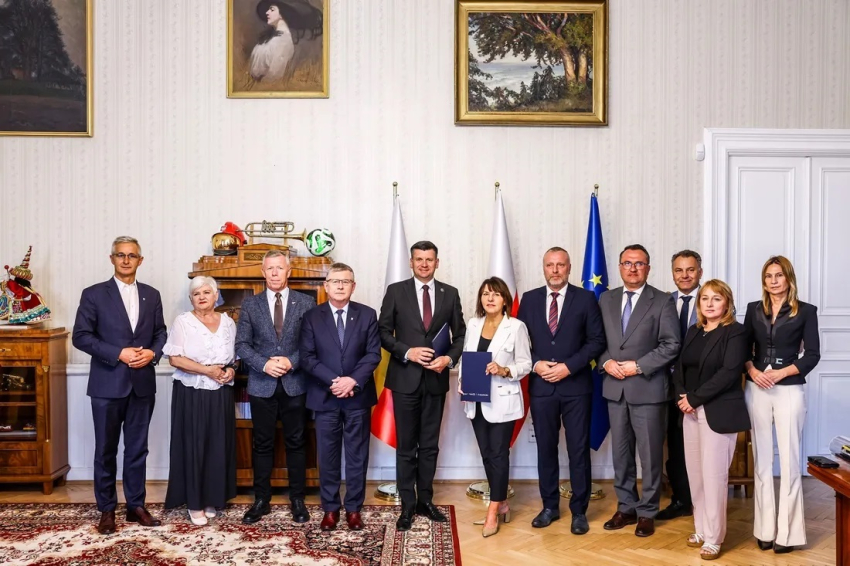 Uczestnicy wydarzenia prezentują podpisane umowy