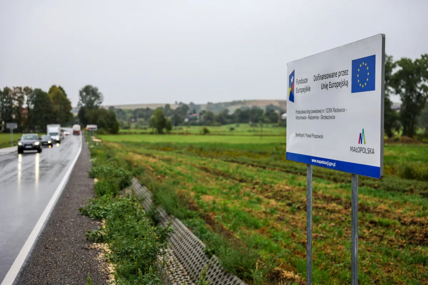 Tablica informująca o dofinansowaniu projektu z Funduszy Europejsklich.