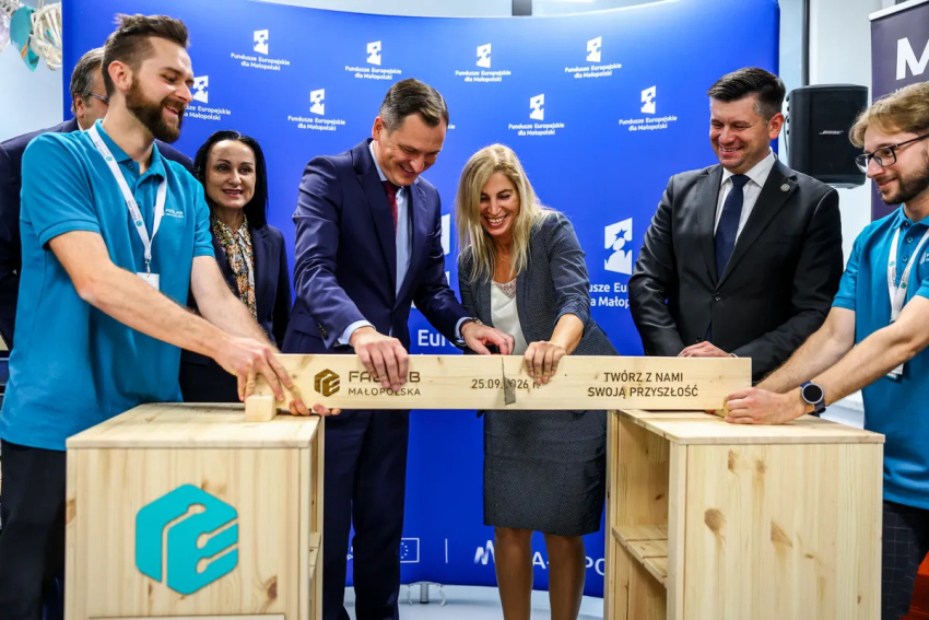 Symboliczne przecięcie deski z napisem Fablab Małopolska 25.09.2026, Twórz z nami swoją przyszłość. 