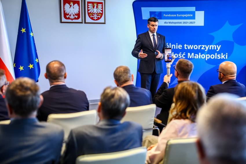 Marszałek Łukasz Smółka przemawia do zgromadzonych beneficjantów