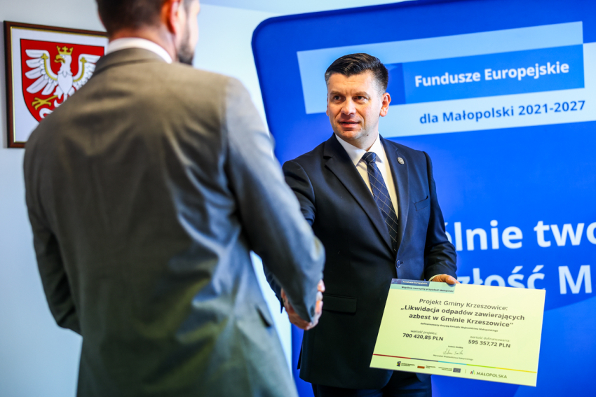 Marszałek Łukasz Smółka przekazuje promesę beneficjentowi