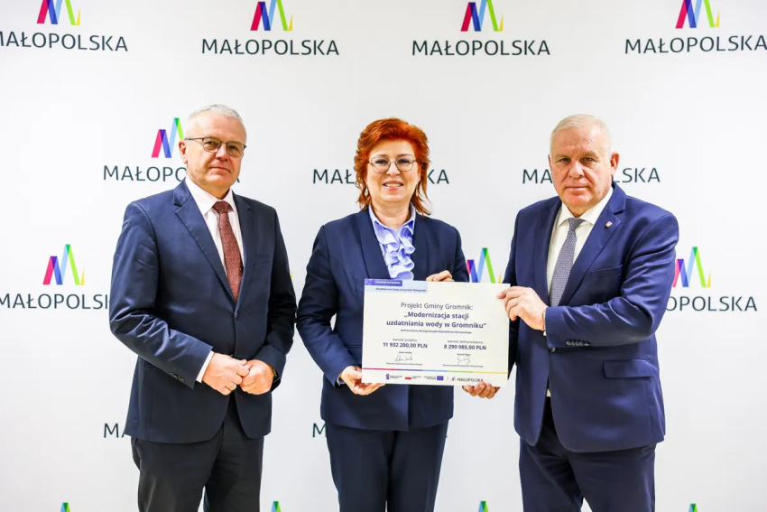 Wręczenie promesy przez Wicemarszałka Ryszard Pagacz.