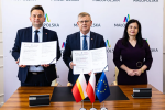 Wicemarszałek Witold Kozłowski pokazuje podpisana umowę.