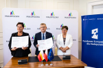 Wicemarszałek Witold Kozłowski pokazuje podpisana umowę.