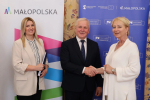 Członek Zarządu Pani Iwona Gibas wymienia uścisk dłoni z Dyrektorem Muzeum.