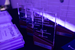 Statuetki dla laureatów.