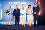 Laureat konkursu z Wicemarszałkiem Witoldem Kozłowskim i przedstawicielami Zarządu i Sejmiku.