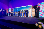 Laureaci konkursu z przedstawicielami Urzędu, Sejmiku i Zarządu na scenie.