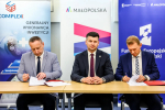 Podpisanie umowy z dostawcą ambulansu. Pośrodku Łukasz Smółka.